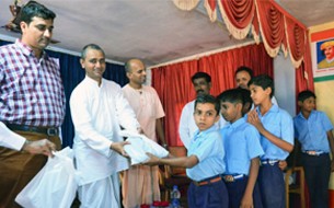 Hubli unit distributes footwear to beneficiaries