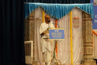 Shri Madhu Pandit Dasa, Chairman, The Akshaya Patra Foundation, addresses the gathering